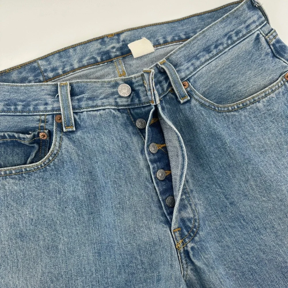 Vintage Levis 501 Mens 33x32 Light Wash Blue Straight Leg Button Fly Jeans 2004